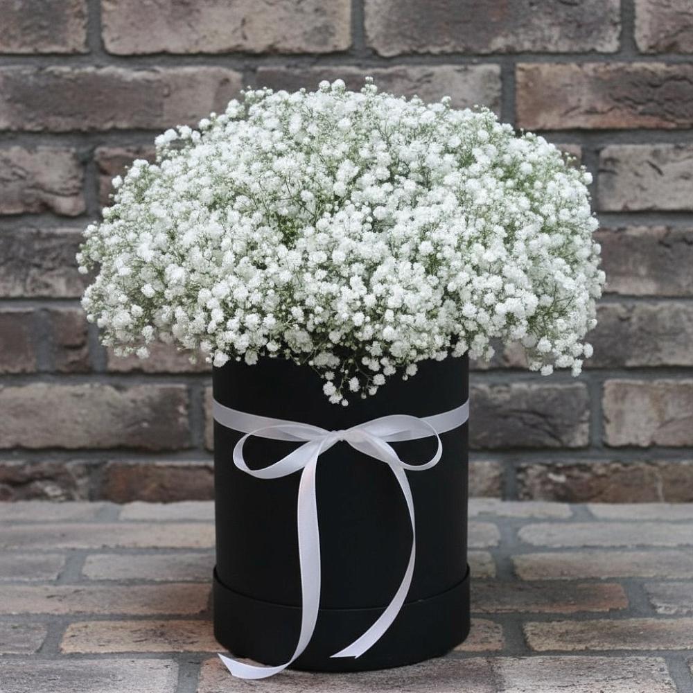 Цветочная композиция из Гипсофила в шляпной коробке в Заводоуковске