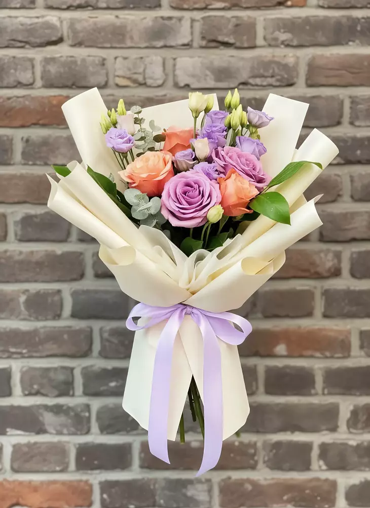 Букет цветов из: Лизиантусы и Розы в Заводоуковске