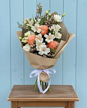 Букет цветов из:  Альстромерии, Лизиантусы, Розы и Хризантемы в Заводоуковске