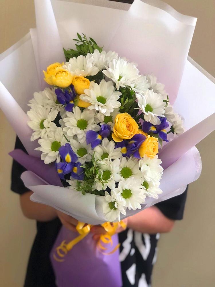 Букет цветов из: Ирисы, Хризантемы и Розы в Заводоуковске