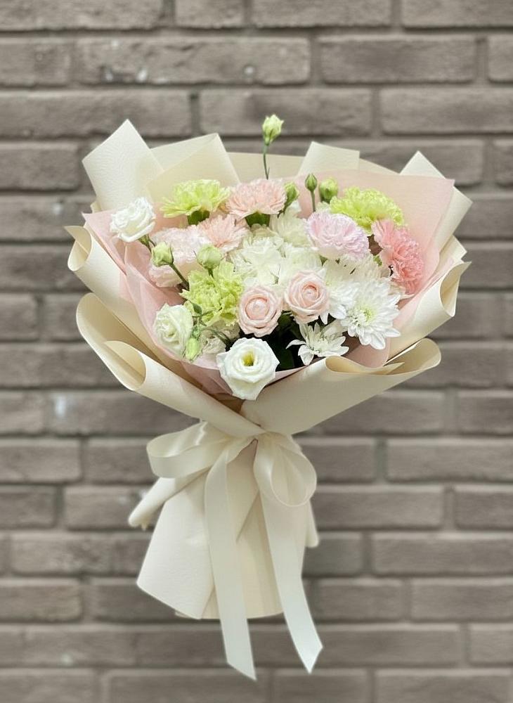 Букет цветов из: Гвоздики, Розы, Лизиантусы и Хризантемы в Заводоуковске