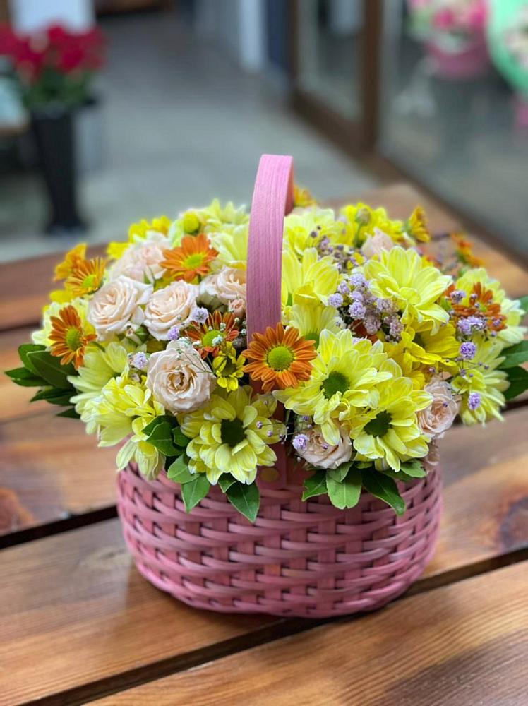Цветочная композиция из Хризантемы и Розы в корзине в Заводоуковске