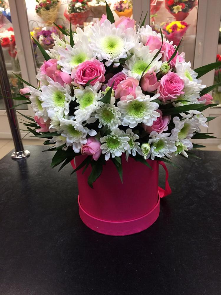 Цветочная композиция из Розы и Хризантемы в шляпной коробке в Заводоуковске