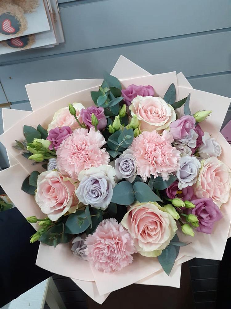 Букет цветов из: Розы, Гвоздики и Лизиантусы в Заводоуковске