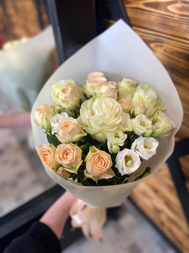 Букет цветов из: Розы и Лизиантусы в Заводоуковске